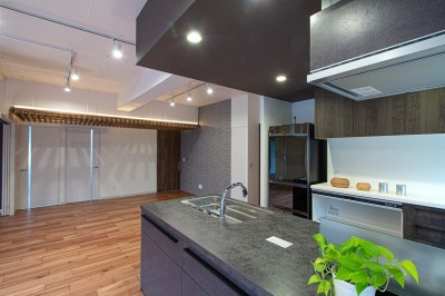 キッチン：シックなのに明るいキッチンは、色彩の組み合わせで実現 (ルーバー天井の家：２戸→１戸に、広さを感じる一体空間に改装！マンションリノベーション)