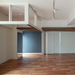 ルーバー天井の家：２戸→１戸に、広さを感じる一体空間に改装！マンションリノベーション (プレイルーム：黒板の壁は磁石も貼れて、お子さんの落書きスペースに)