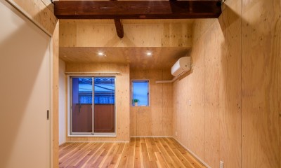 リビングダイニング：ラーチ合板貼の貼りの壁・天井と梁｜築80年！空き家を再生した「リノベーションアパートメント」～小屋のような家・小屋空間で人気～