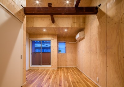 リビングダイニング：ラーチ合板貼の貼りの壁・天井と梁 (築80年！空き家を再生した「リノベーションアパートメント」～小屋のような家・小屋空間で人気～)