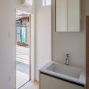 築80年！空き家を再生した「リノベーションアパートメント」～小屋のような家・小屋空間で人気～の写真 洗面器のある玄関：帰って直ぐに手洗いをする清潔な家