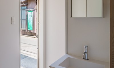洗面器のある玄関：帰って直ぐに手洗いをする清潔な家｜築80年！空き家を再生した「リノベーションアパートメント」～小屋のような家・小屋空間で人気～