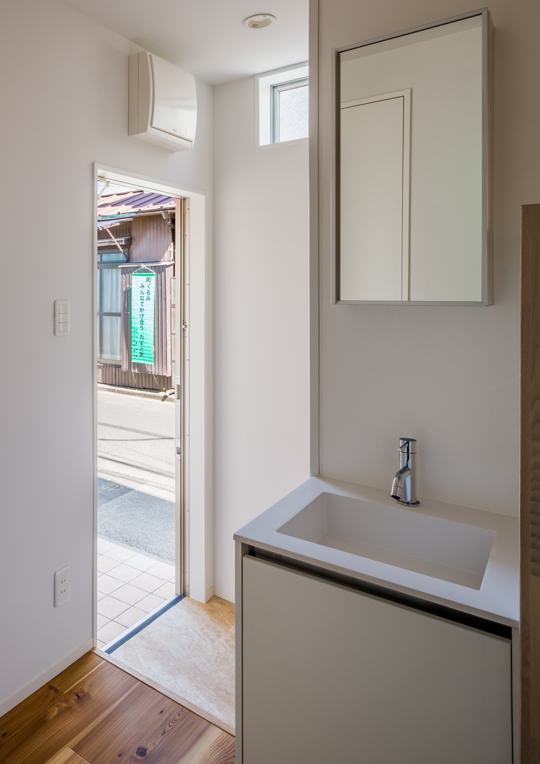玄関事例：洗面器のある玄関：帰って直ぐに手洗いをする清潔な家（築80年！空き家を再生した「リノベーションアパートメント」～小屋のような家・小屋空間で人気～）