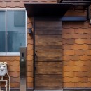 築80年！空き家を再生した「リノベーションアパートメント」～小屋のような家・小屋空間で人気～の写真 玄関ポーチ・エントランス：コロニアル貼・玄関ドア・ポスト