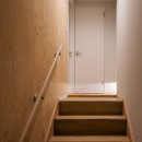 築80年！空き家を再生した「リノベーションアパートメント」～小屋のような家・小屋空間で人気～の写真 階段：ラーチ合板と白の壁