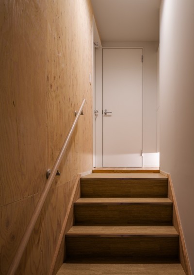階段：ラーチ合板と白の壁 (築80年！空き家を再生した「リノベーションアパートメント」～小屋のような家・小屋空間で人気～)