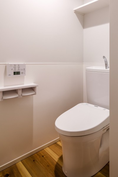 トイレ：腰までキッチンパネルで汚れない (築80年！空き家を再生した「リノベーションアパートメント」～小屋のような家・小屋空間で人気～)