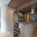 曲線美を活かしデザイン性ある空間の写真 キッチン