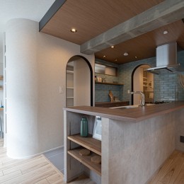 曲線美を活かしデザイン性ある空間-キッチン