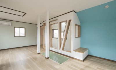 個室：青い部屋｜「光と風のリノベーション住宅」中古の建売住宅を購入→リノベーション／吹抜け・スケルトン階段から光と風を取り込む、廊下の無い家／