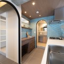 曲線美を活かしデザイン性ある空間の写真 キッチン