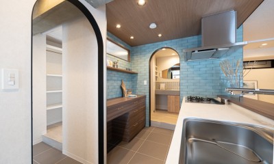 曲線美を活かしデザイン性ある空間 (キッチン)