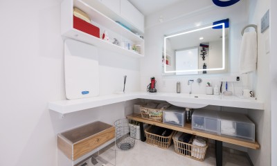 暮らしの背景としての白 (特注で作成した洗面台カウンターはL型に配置され、洗面ボウルは一体型の清掃性の高いものに。側面のカウンターは便利で、身支度、家事で活用しています)