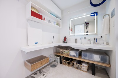 特注で作成した洗面台カウンターはL型に配置され、洗面ボウルは一体型の清掃性の高いものに。側面のカウンターは便利で、身支度、家事で活用しています (暮らしの背景としての白)