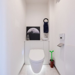 暮らしの背景としての白 (真っ白なトイレに浮かぶ月の写真のセンスが素敵。照明を使って白を際立たせています)