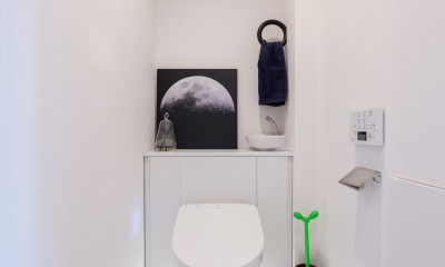 暮らしの背景としての白 (真っ白なトイレに浮かぶ月の写真のセンスが素敵。照明を使って白を際立たせています)