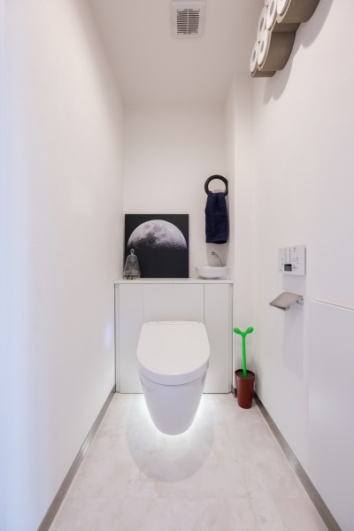 真っ白なトイレに浮かぶ月の写真のセンスが素敵。照明を使って白を際立たせています (暮らしの背景としての白)