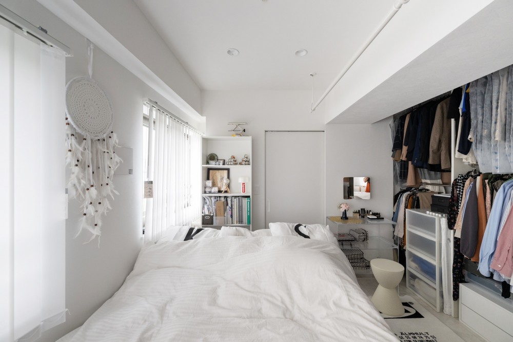 暮らしの背景としての白 (寝室内にクローゼットを同居して動線を短縮。オープンなので選びやすい。湿気にくい。匂いが籠らないといいことづくめ。)