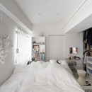 暮らしの背景としての白の写真 寝室内にクローゼットを同居して動線を短縮。オープンなので選びやすい。湿気にくい。匂いが籠らないといいことづくめ。