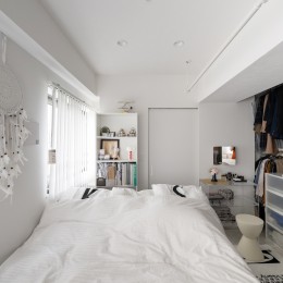 暮らしの背景としての白 (寝室内にクローゼットを同居して動線を短縮。オープンなので選びやすい。湿気にくい。匂いが籠らないといいことづくめ。)