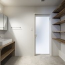 お家の中心にあるバルコニーから注ぐ、明るい光を生かした開放的なマンションリノベーションの写真 洗面室にはシンプル＆大容量の収納を