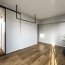 お家の中心にあるバルコニーから注ぐ、明るい光を生かした開放的なマンションリノベーションの写真 ベッドルーム