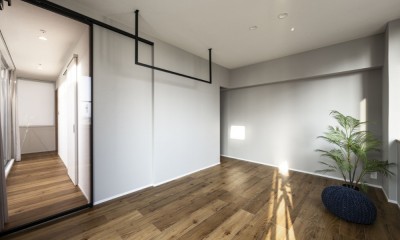 ベッドルーム｜お家の中心にあるバルコニーから注ぐ、明るい光を生かした開放的なマンションリノベーション