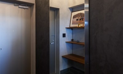 既存のスライドドアにミラーを貼って｜極上のカウンターに人が集う。リノベホテルにインスピレーションを受けたワンルーム。