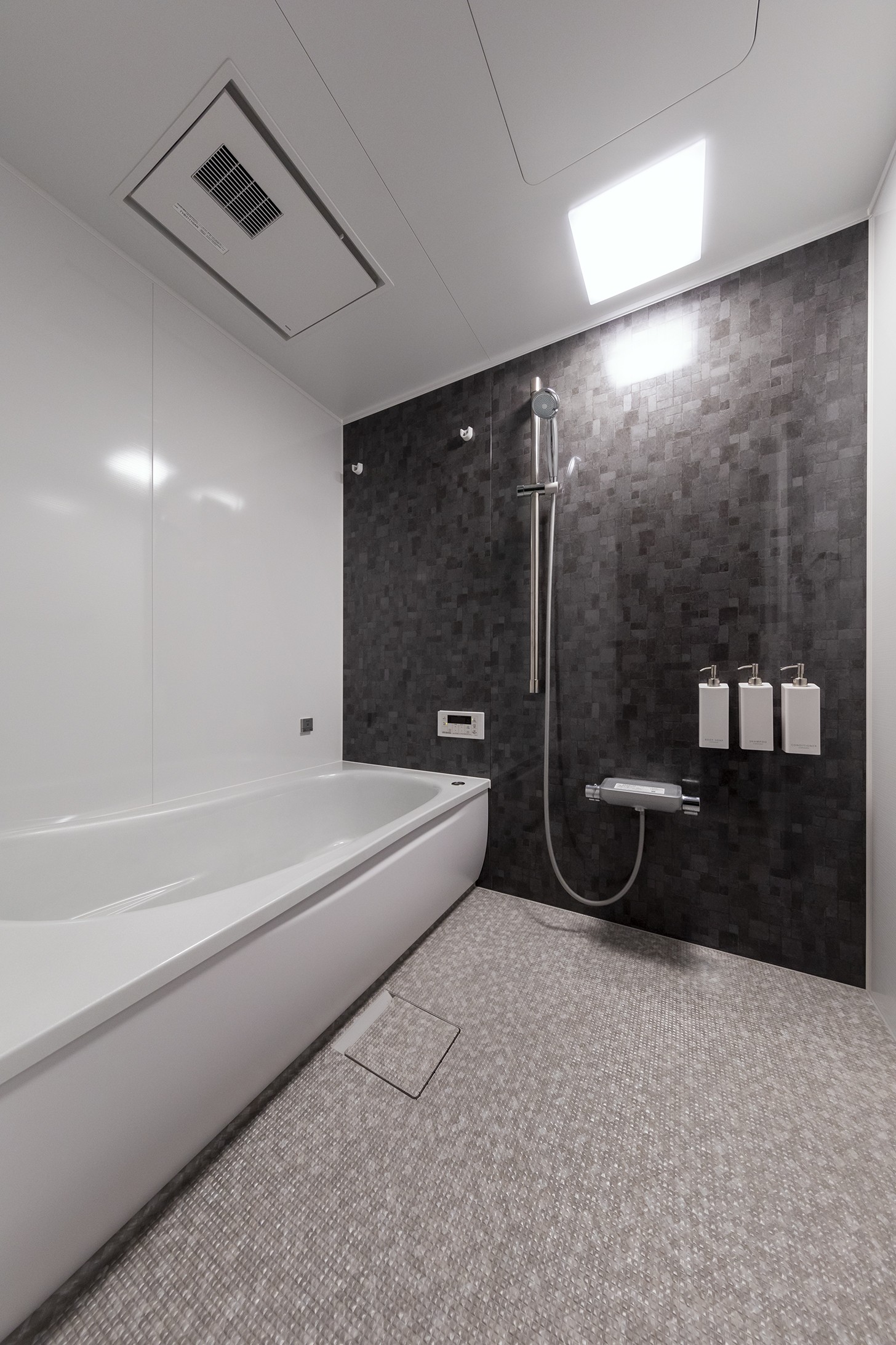 バス/トイレ事例：浴室（断熱性に優れた、グレーが基調のホテルライクな住まい）