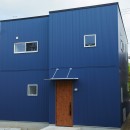青い箱型のかわいいガルバリウムの家の写真 外観