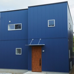 青い箱型のかわいいガルバリウムの家 (外観)