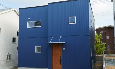 青い箱型のかわいいガルバリウムの家