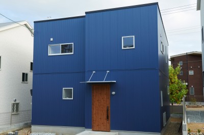 外観 (青い箱型のかわいいガルバリウムの家)