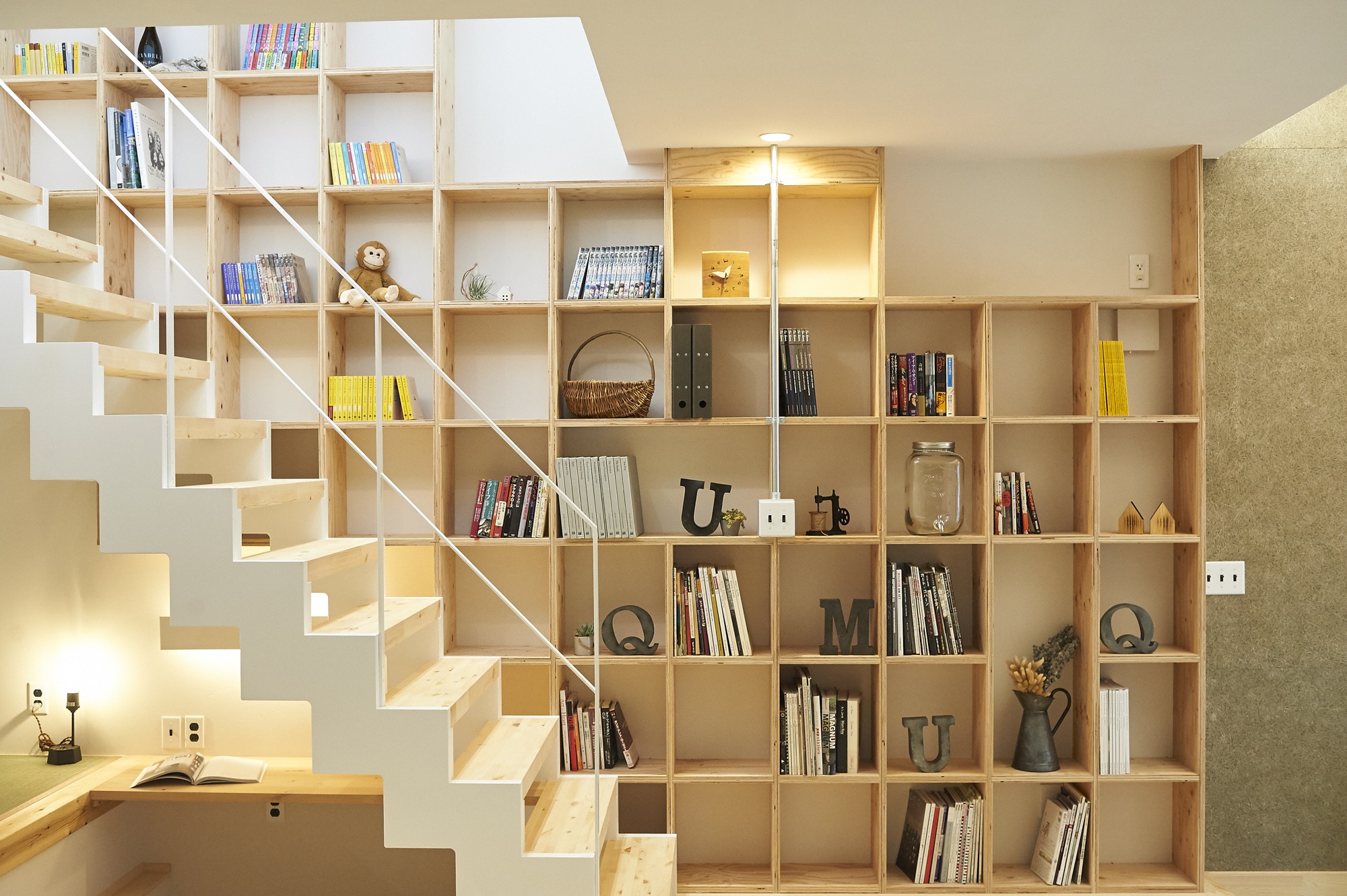 収納事例：階段（毎日が楽しい 図書館のような家）