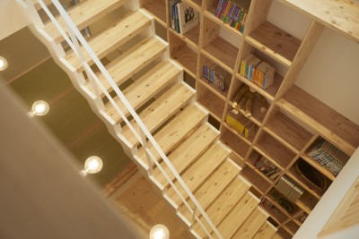 階段 (毎日が楽しい 図書館のような家)
