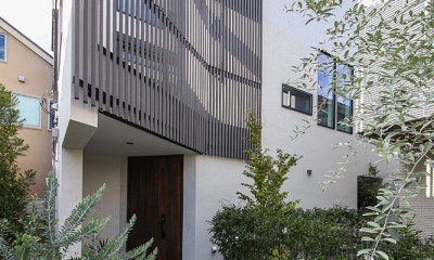 ルーバーをあしらった外観デザイン｜通り土間のある家／東京都武蔵野市