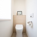 シンプルで明るい住空間の写真 トイレ