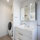 シンプルで明るい住空間の写真 洗面室
