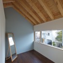玄関テラスハウスの写真 勾配高天井の個室