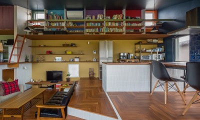 水平窓と段床の家 (LDKのキャットウォークと書棚)