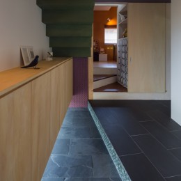 水平窓と段床の家 (玄関２)