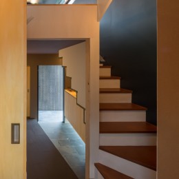 水平窓と段床の家 (階段とその向こうの玄関)