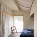 水平窓と段床の家の写真 寝室