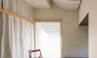 水平窓と段床の家 (寝室)