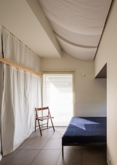 寝室 (水平窓と段床の家)