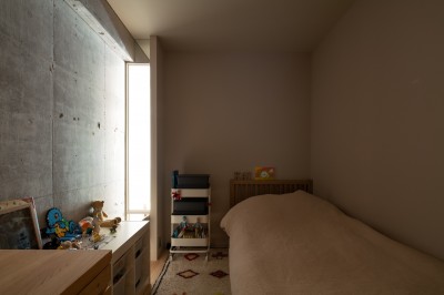 子供室 (木場の家_街のスケールと繋がるおおらかな空間)