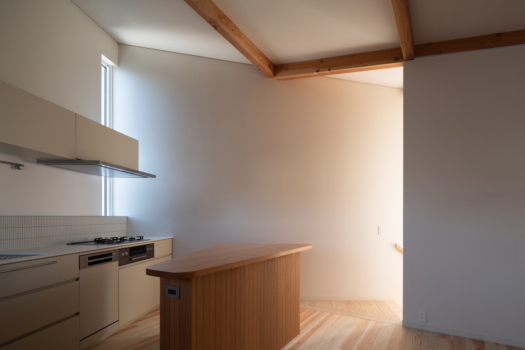 キッチン事例：キッチン（下田町の家_変形敷地を活かした多角形の住まい）