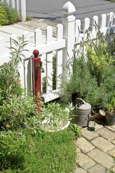 風格あるレンガ貼りの外構と植栽のグリーンが映えるエクステリア空間 (立水栓)