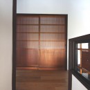鎌倉谷戸の家ー海外勤務リタイヤ後の住まいの写真 階段室踊り場から廊下の書斎入口を見る