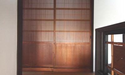 鎌倉谷戸の家ー海外勤務リタイヤ後の住まい (階段室踊り場から廊下の書斎入口を見る)